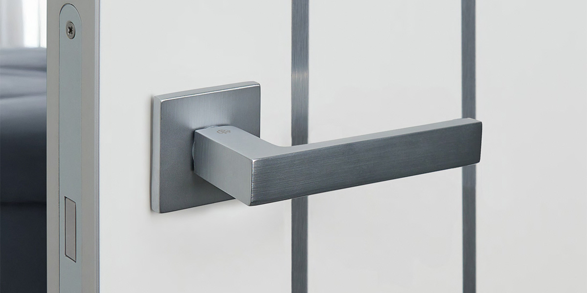 На якій висоті ставляться ручки дверей?