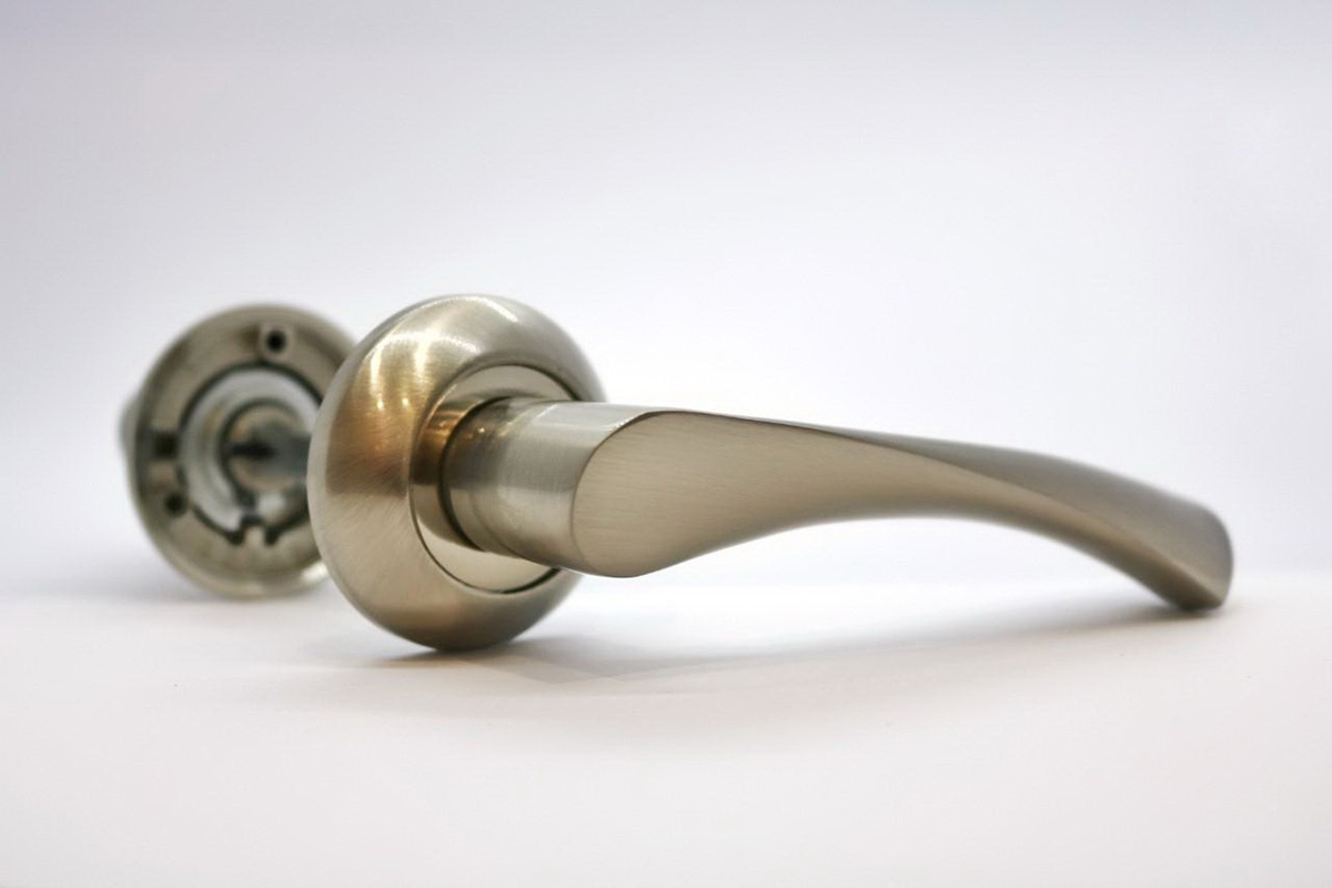 На якій висоті ставляться двері